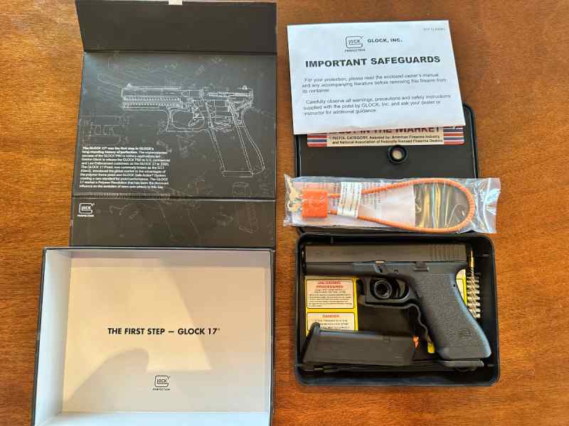 Glock 17 Gen1 Classic 9mm W/Tupperware Box