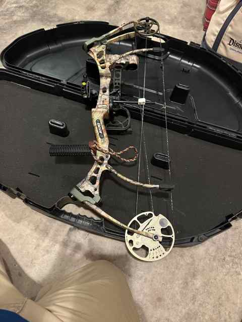 BEAR STRIKE COMPOUND BOW