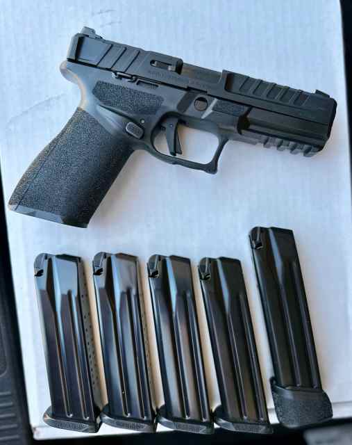 Springfield Echelon 9mm 5 Mags Bundle w/Holster