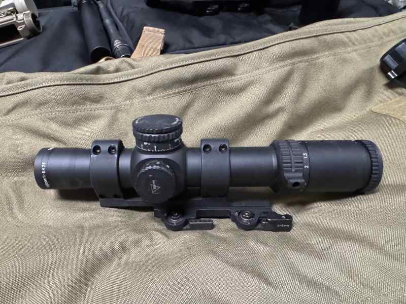 Trijicon AccuPower 1-8x28 + LaRue SPR-1.5 QD Mount