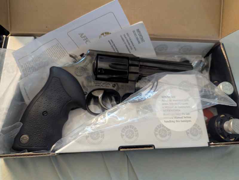 Taurus 38 Special w/ speed loaders