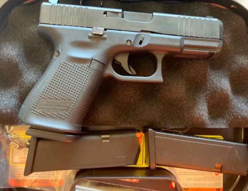 Glock 19 Gen 5 with Night sights 